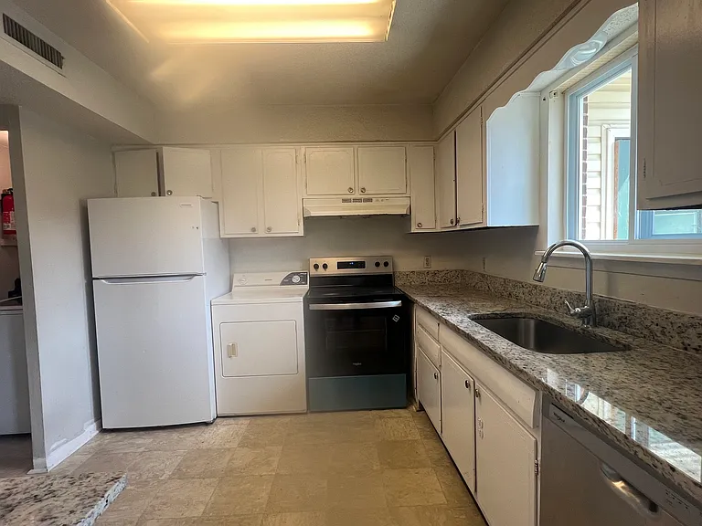 2343 Champion Ct — Photo 15