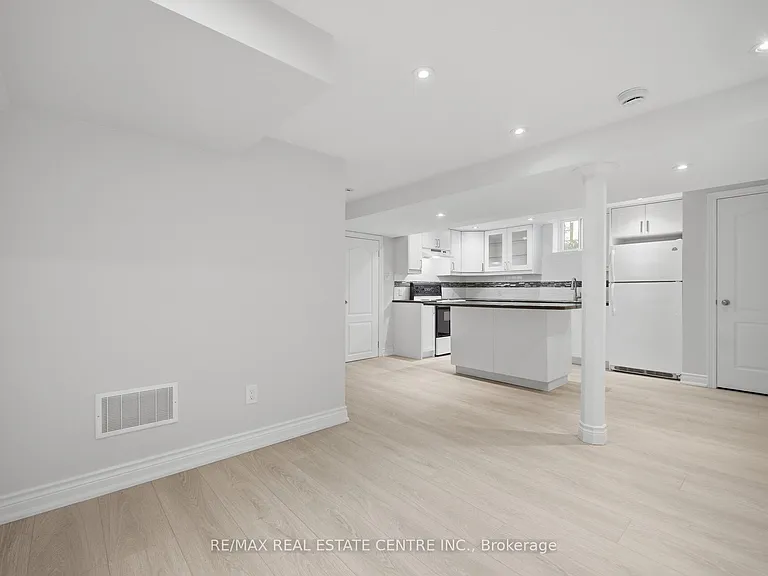 3725 Althorpe Cir N — Photo 37