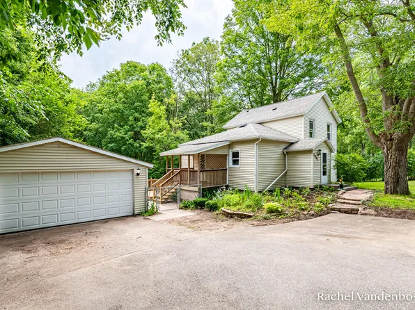 2402 Segwun Ave SE, Lowell, MI 49331