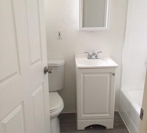 3rd image of 5101 Melrose Ave APT 2