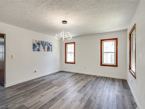 3rd image of 295 E Boxwood Ave