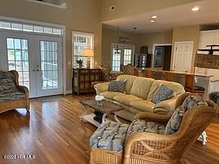 3 bed, 3.0 bath, $2,700 — Photo 3