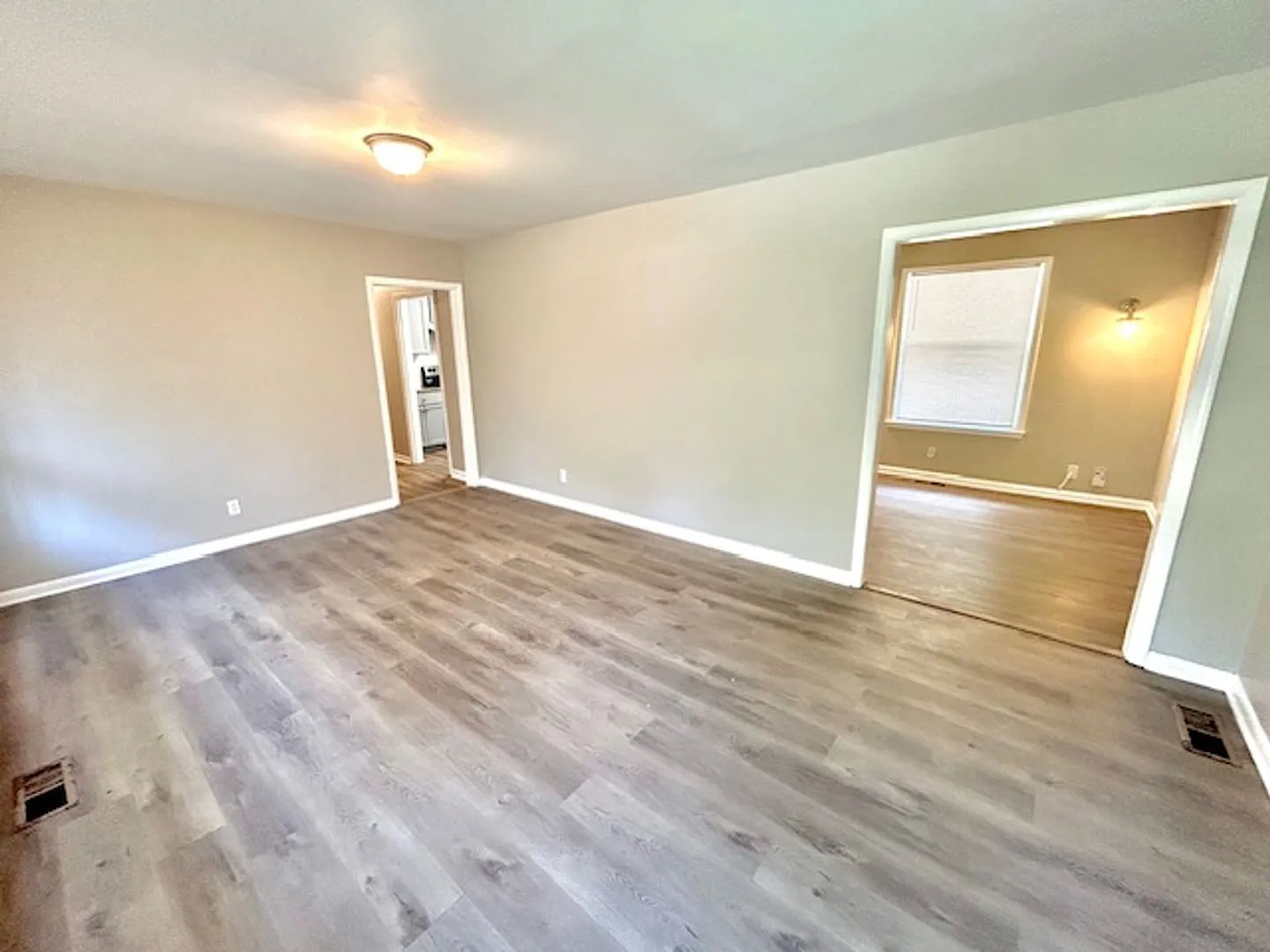 Move In Special-$500 off first month's rent- 3-bedroom 1.5 bath charming home with spacious yard. — Photo 3