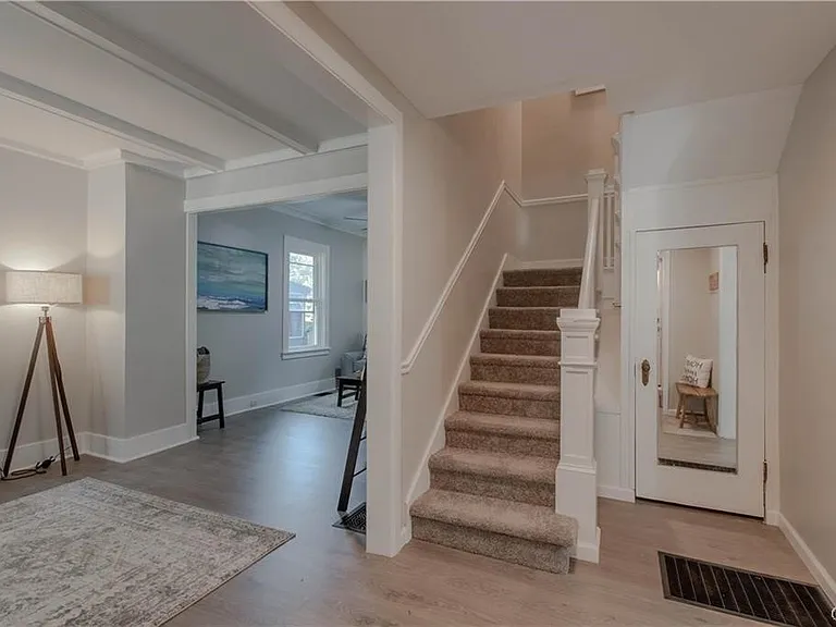 190 Flower Ave E — Photo 12