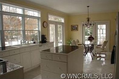 3rd image of 123 Larchmont Dr