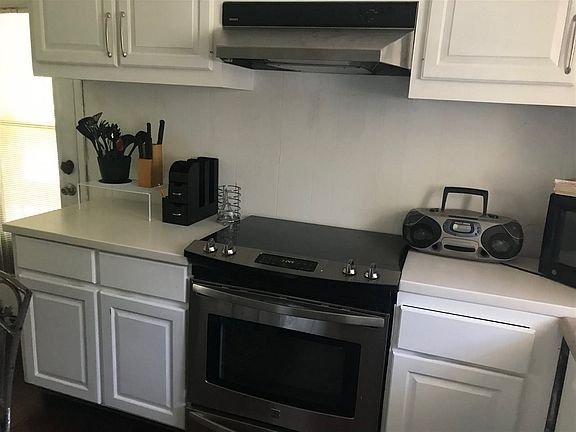 5th image of 111 Pamela Dr