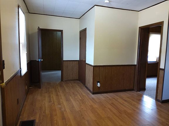 2nd image of 214 W Oakridge Ave