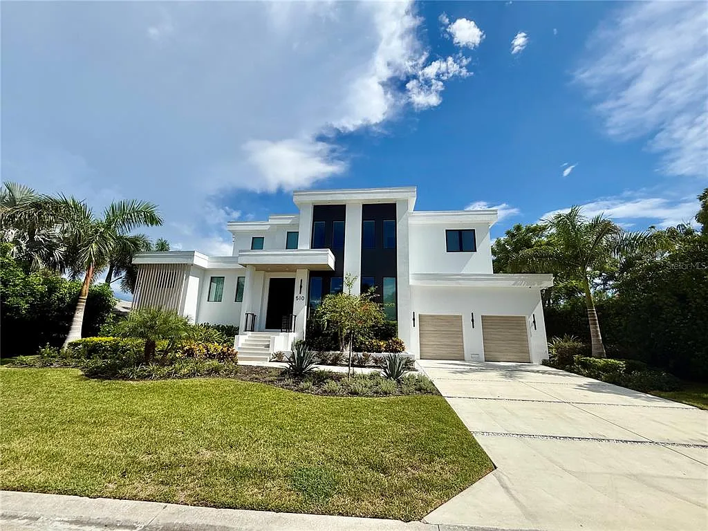 5 bed, 7.0 bath, 4290 sqft, $34,000 — Photo 2