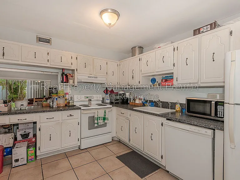 6768 SW 39th Ct — Photo 11