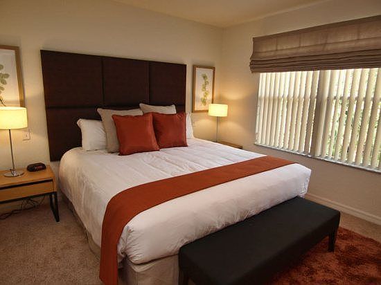 RO3T2735CS-king-master-bedroom