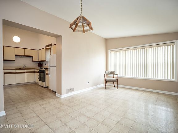 4th image of 221 Valerie Ct