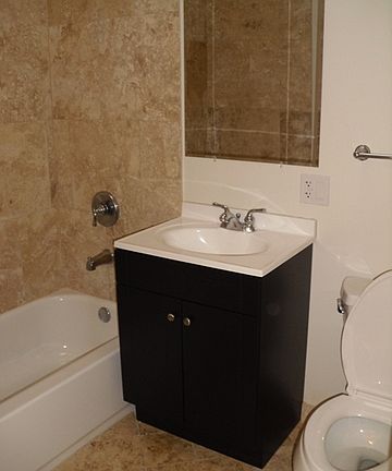 5th image of 7109 N Clark St APT 201
