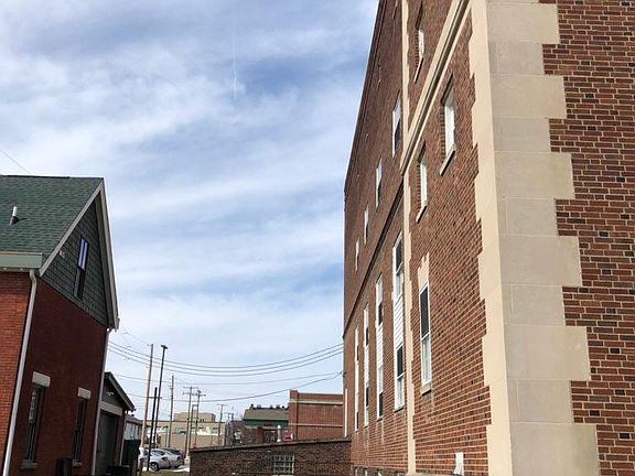 4th image of 210 S Walnut St APT 204