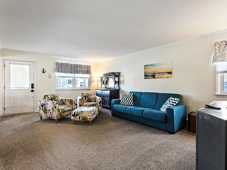 606 W Beach Ave — Photo 8