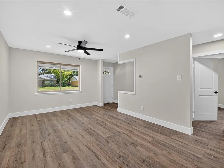 913 Russell Ln — Photo 8