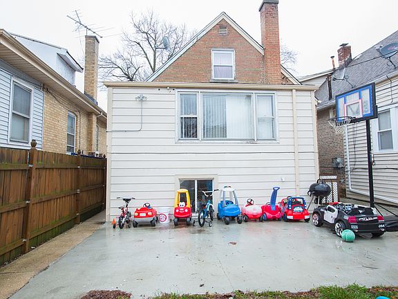 4th image of 2521 N Mont Clare Ave