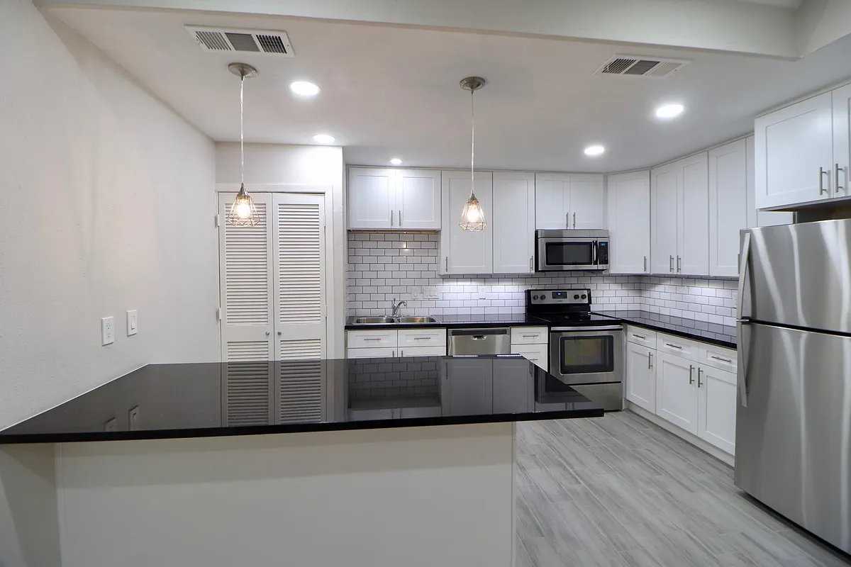 Building Photo - 5929 Queensloch Dr #116