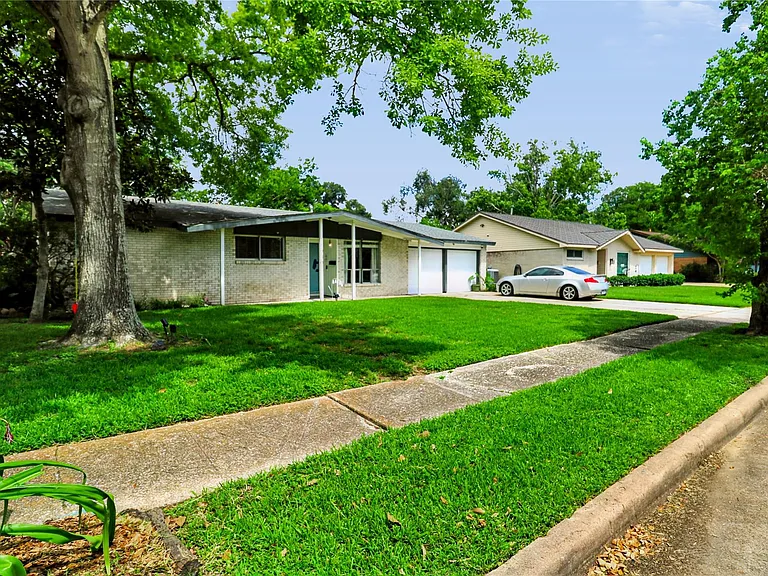 11930 Ashcroft Dr — Photo 4
