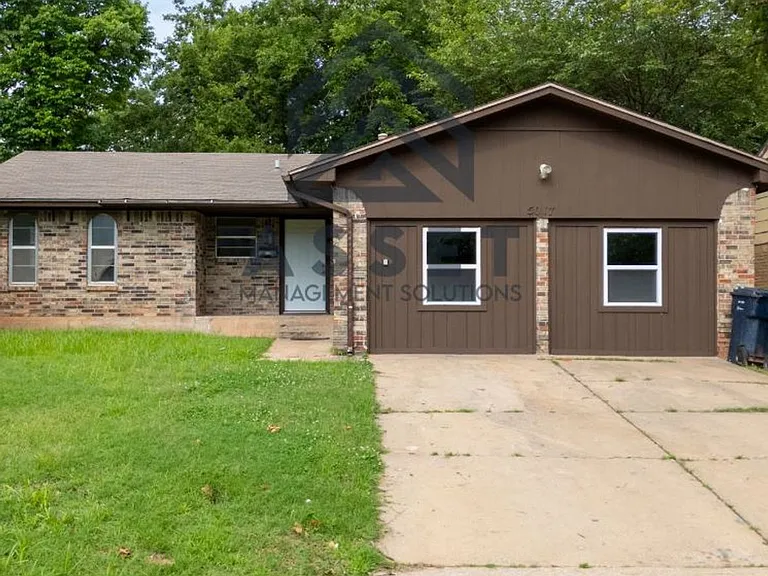 5017 S Briarwood Dr — Photo 2