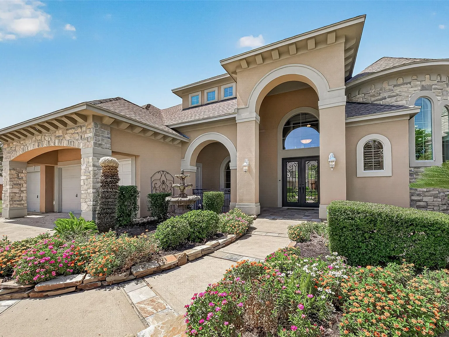 4 bed, 4.5 bath, 4365 sqft, $6,200 — Photo 1