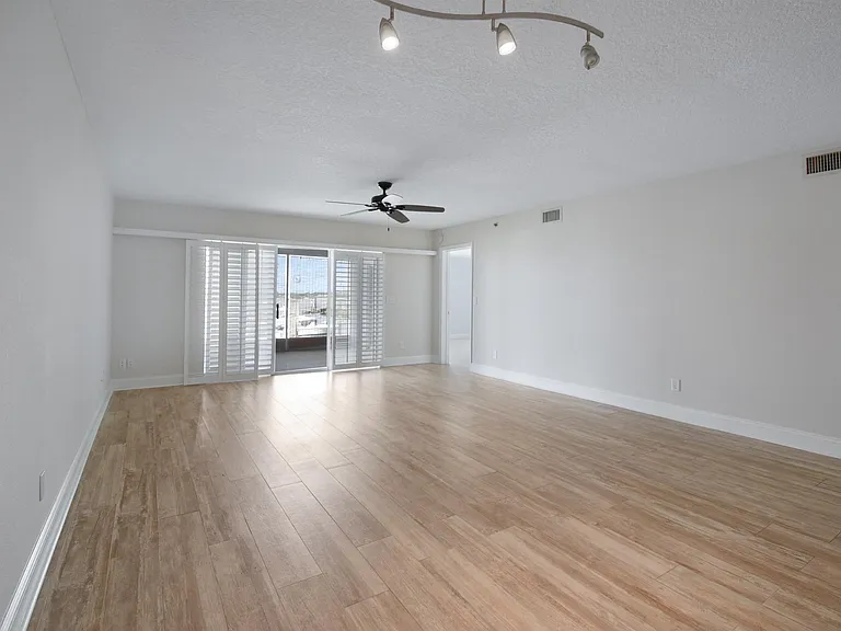 324 Village Dr #B — Photo 16