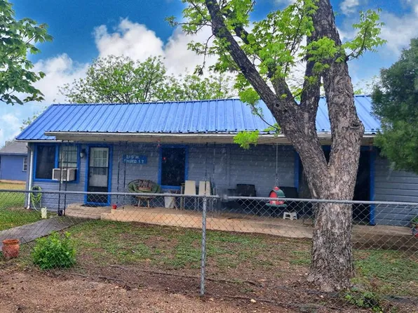 215 W 3rd St, Camp Wood, TX 78833