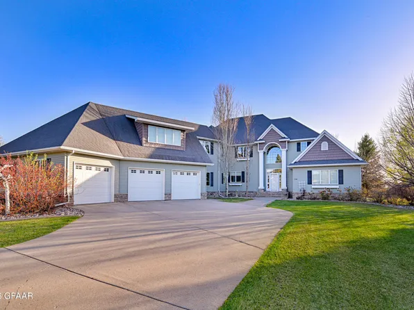 738 Vineyard Cir, Grand Forks, ND 58201