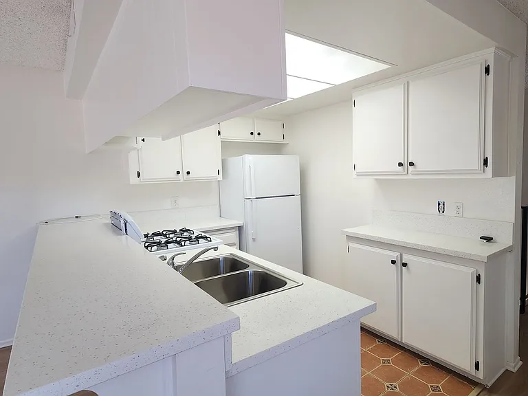 345 Clay St — Photo 2