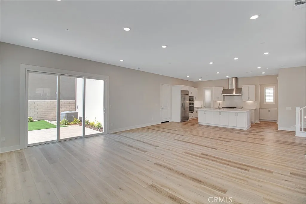 3 bed, 3.5 bath, 2481 sqft, $4,850 — Photo 4