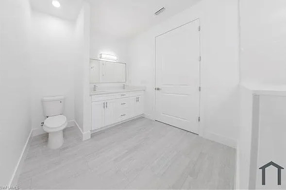 1137 Damen St E — Photo 24