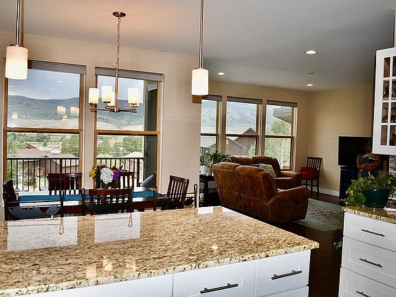 3rd image of 417 W Garnet Ave