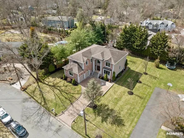 20 Bear Brook Dr, Woodcliff Lake, NJ 07677