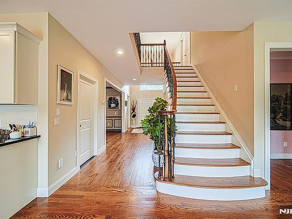 5th image of 290 McCloud Dr