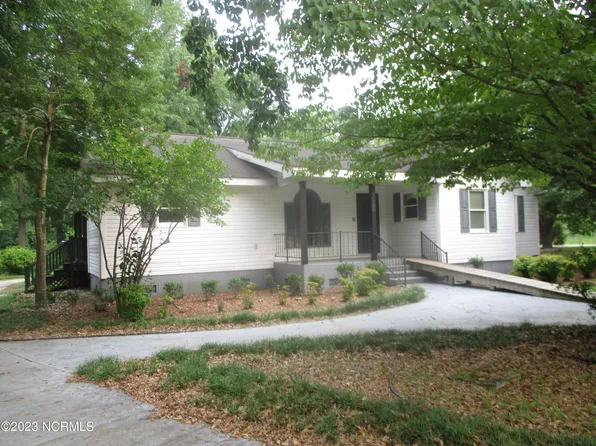 1424 Woodlawn Street, Laurinburg, NC 28352