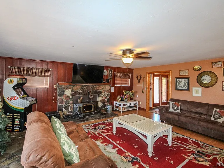46784 Pioneertown Rd — Photo 6