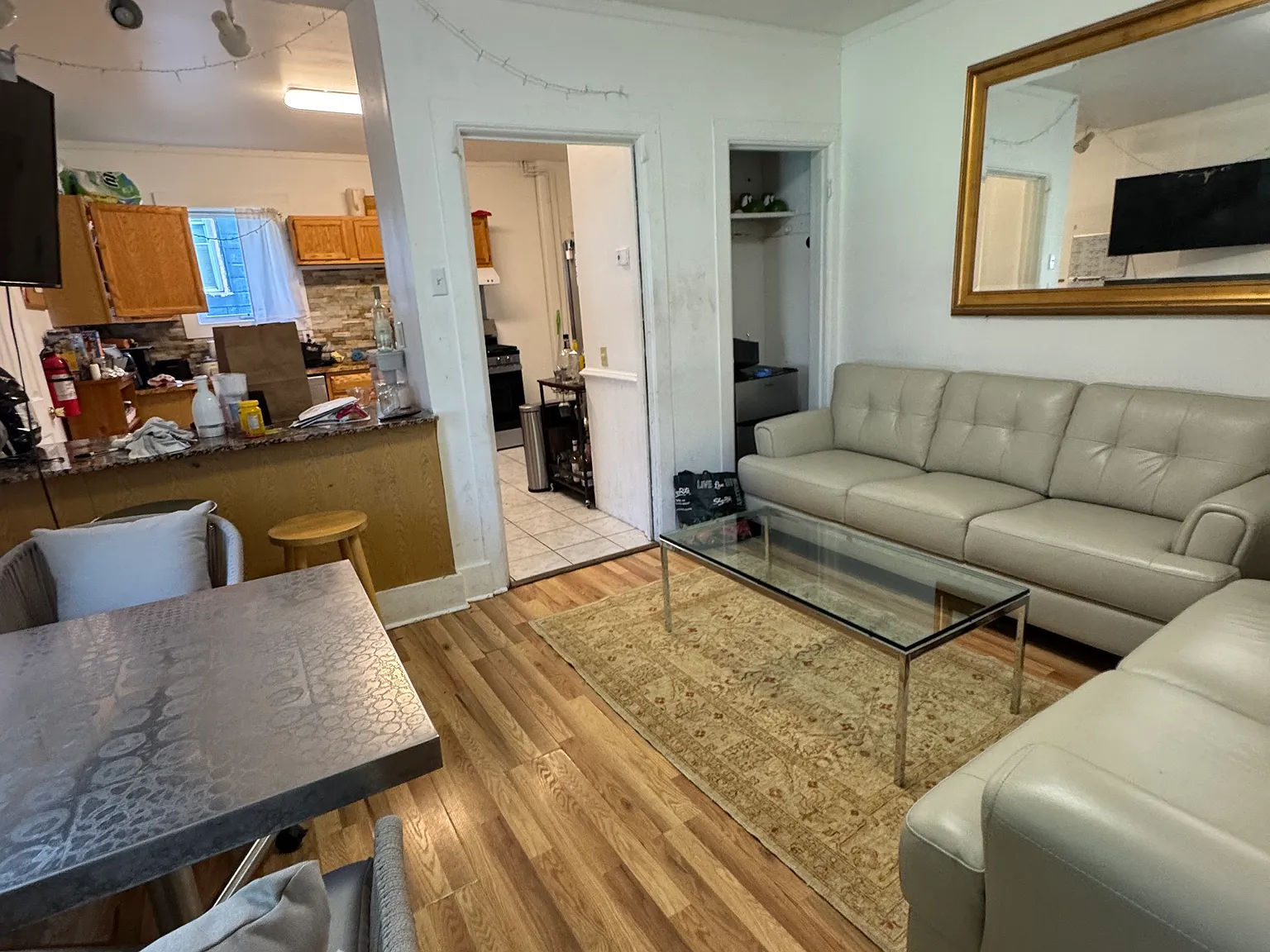 6 bed, 2000 sqft, $1,350 — Photo 4