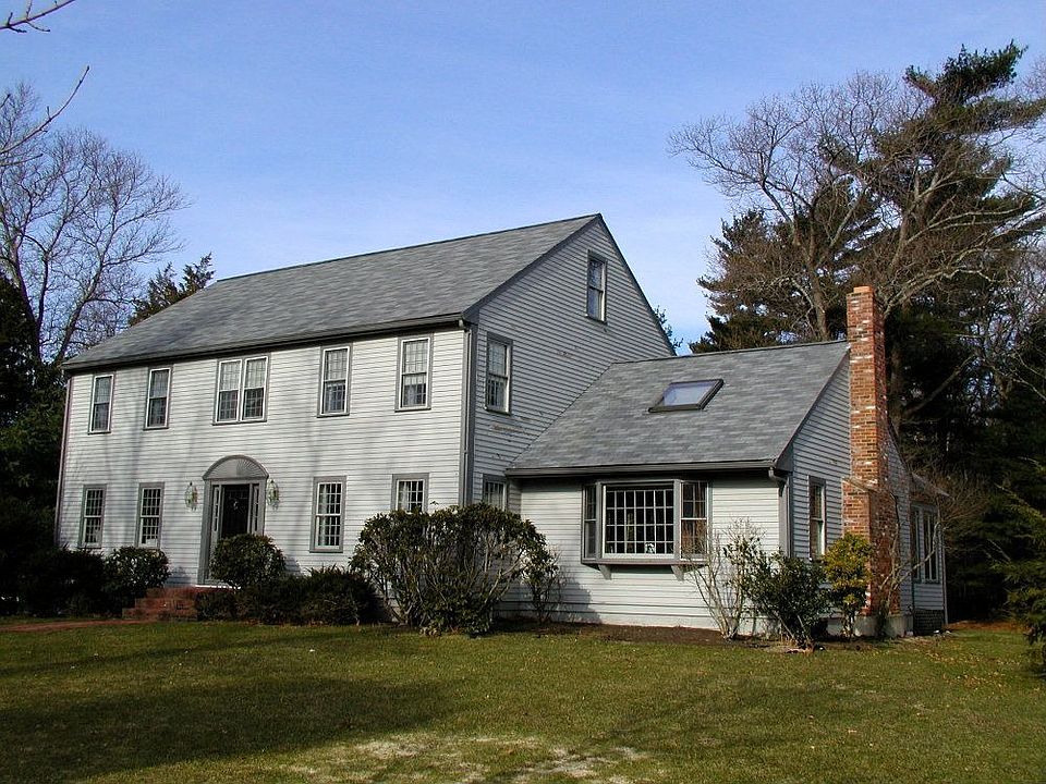 Stately Colonial in Marshfield Hills