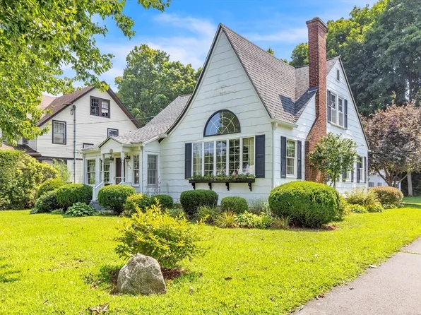 106 Dartmouth St, Holyoke, MA 01040