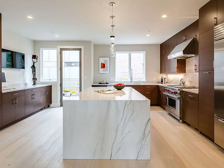 147 S Hancock St — Photo 3