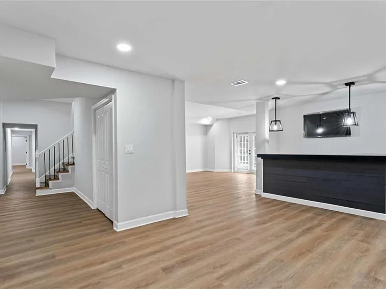 2023 Stoneleigh Dr — Photo 8