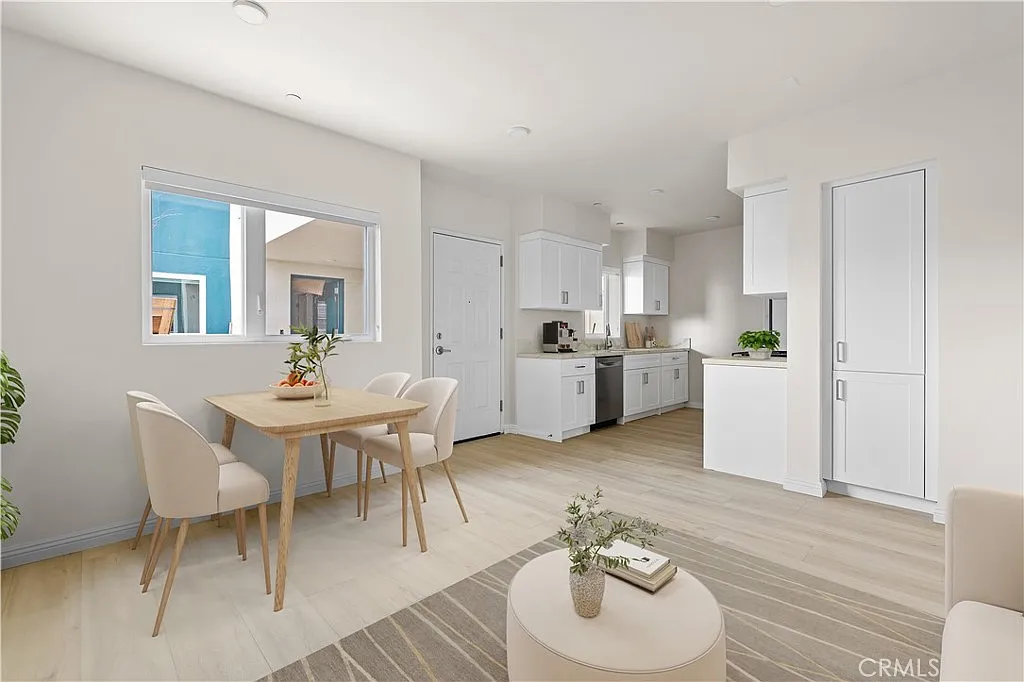 2 bed, 725 sqft, $4,350 — Photo 3