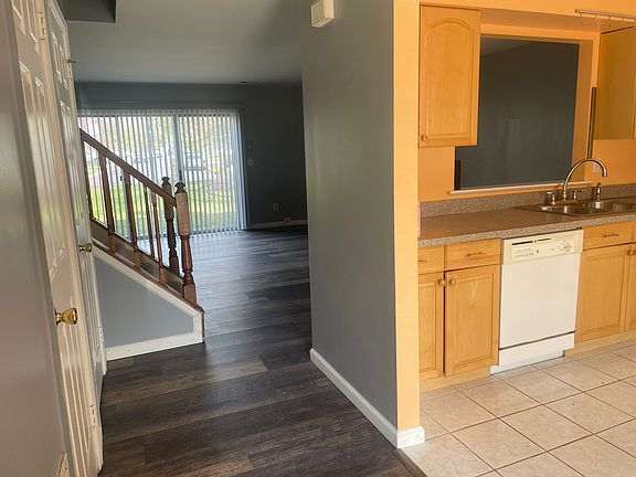 5th image of 454 Saint Giles Ct