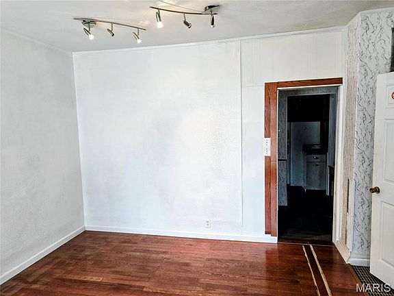 3rd image of 418 E Elm St