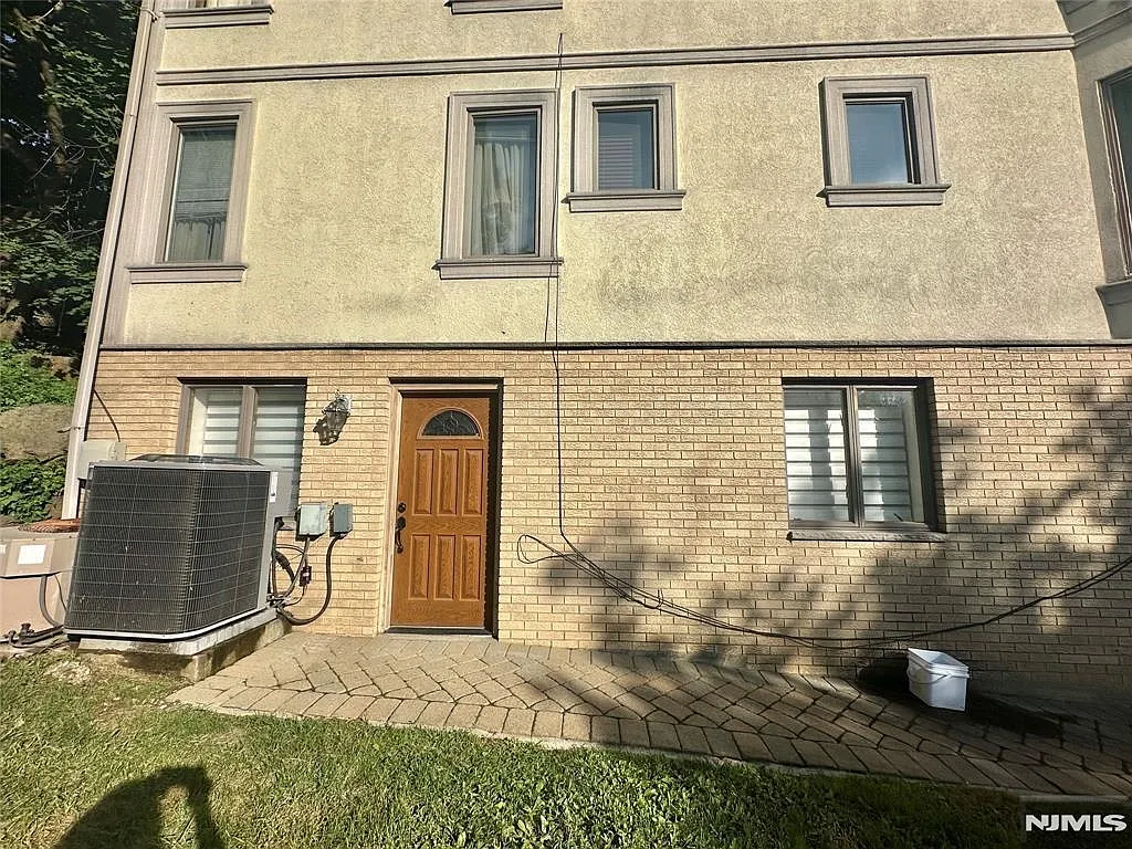 1 bed, 1.0 bath, $2,100 — Photo 1