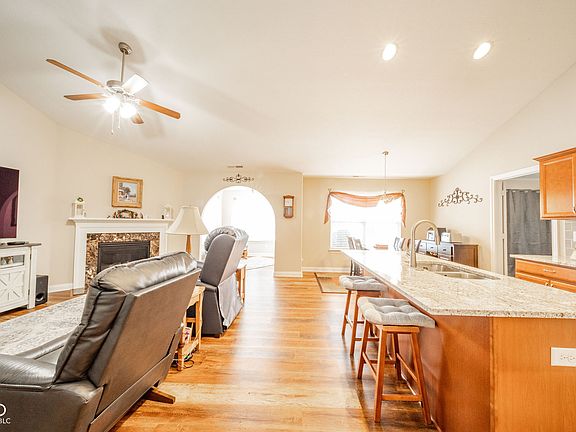 5th image of 541 Greenwood Trace Dr