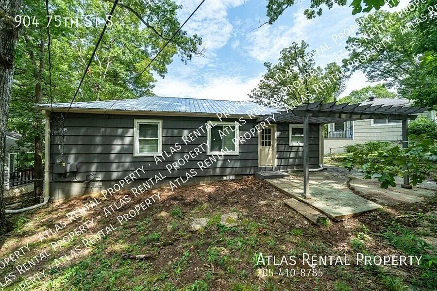 3 bedrooms and 1 bathroom home- Won't last long! — Photo 2