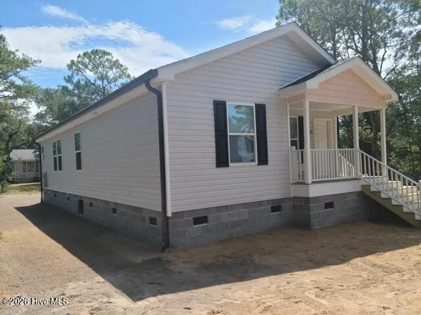 113 Pecan Avenue, Lake Waccamaw, NC 28450