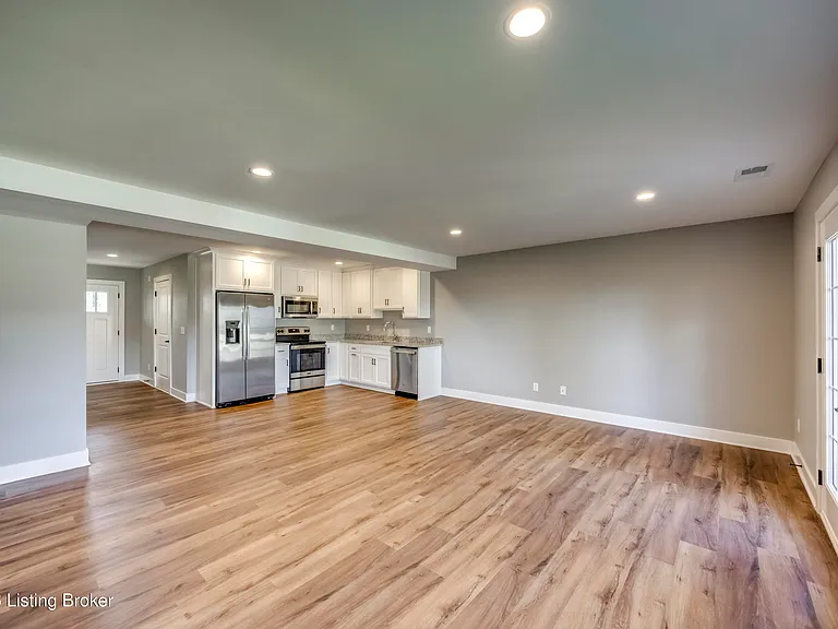 114 N Elm Grove Ave — Photo 24