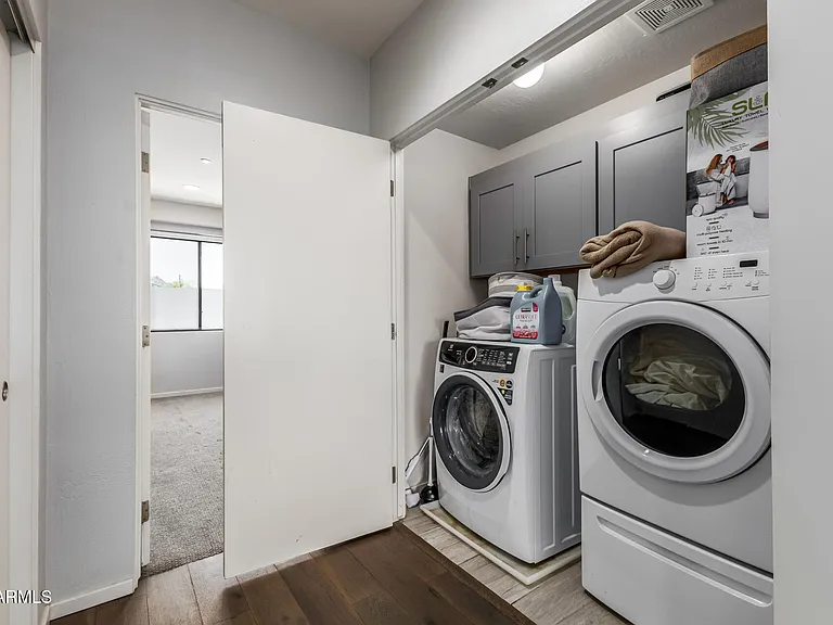 2740 E Roma Ave — Photo 31