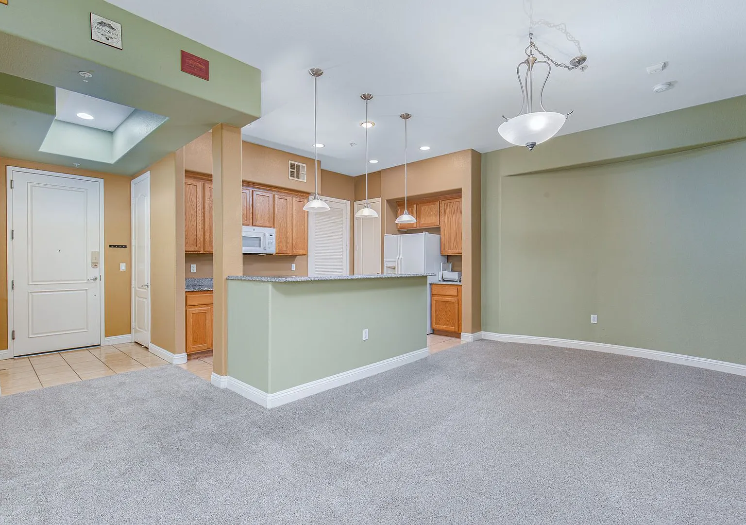 Upgraded 4th floor unit in upscale guard gated community just South of the Strip — Photo 4